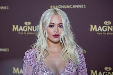 Rita Ora hat ein großes Problem, denn sie fürchtet sich vor Toiletten. 