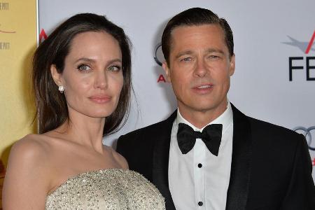 Da war die Welt noch in Ordnung: Jolie und Pitt bei ihrem letzten gemeinsamen Auftritt vor einem Jahr. Seit September ist kl... Da war die Welt noch in Ordnung: Jolie und Pitt bei ihrem letzten gemeinsamen Auftritt vor einem Jahr. Seit September ist kl...