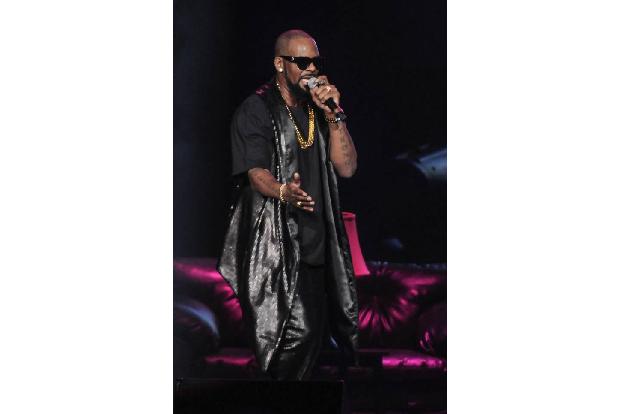 R. Kelly ist wütend. Er ist wegen des Verdachts auf sexuellen Missbrauchs auf Kaution von 100.00 Dollar (knapp 90.000 Euro) ... R. Kelly ist wütend. Er ist wegen des Verdachts auf sexuellen Missbrauchs auf Kaution von 100.00 Dollar (knapp 90.000 Euro) ...
