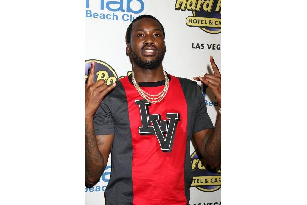 Meek Mill freut sich aktuell, endlich aus dem Gefängnis entlassen worden zu sein. 2007 wurde er wegen Drogen- und Waffenbesi... Meek Mill freut sich aktuell, endlich aus dem Gefängnis entlassen worden zu sein. 2007 wurde er wegen Drogen- und Waffenbesi...