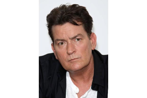 Dass Charlie Sheen bereits öfters Probleme mit dem Gesetz hatte, dürfte wohl jedem bekannt sein: Unter anderem wurde er 2009... Dass Charlie Sheen bereits öfters Probleme mit dem Gesetz hatte, dürfte wohl jedem bekannt sein: Unter anderem wurde er 2009...