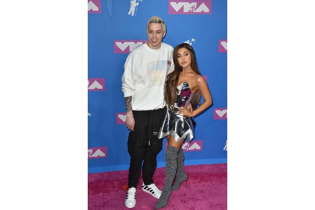 Im Mai 2018 trennte sich Ariana Grande von Rapper Mac Miller. Wenige Tage später lernte sie Comedian Pete Davidson kennen, d...