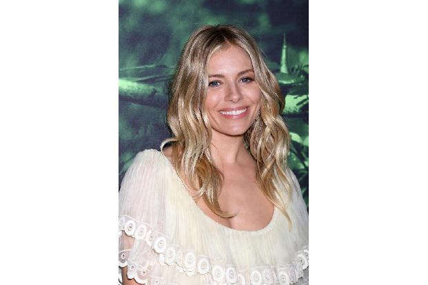 Auch Sienna Miller hat kein Glück in der Liebe und war bereits mehrfach verlobt. Weihnachten 2004 stellte Jude Law die Frage...