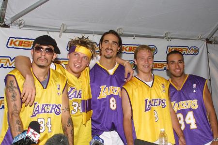 Auch die Backstreet Boys sind keine Sport-Banausen: 1997 traten sie gegen ihre Rivalen NSYNC bei einem Benefizspiel im Baske...