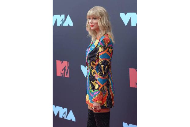 Insgesamt sammelte die Sängerin bislang 29 American Music Awards — damit brach Taylor im November den Rekord, der jahrelang ...