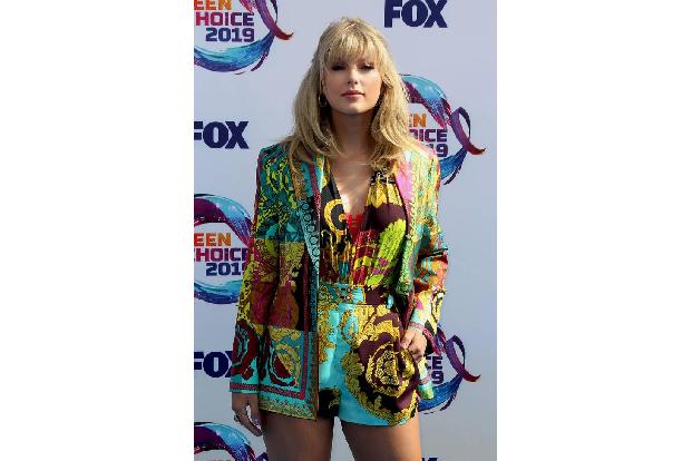 Bevor im Oktober 2014 ihr Album '1989' veröffentlicht wurde, lud Taylor 89 Swifties zu sich nach Hause ein, damit sie sich d...