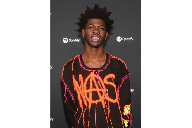 Lil Nas X hat ein ereignisreiches Jahr hinter sich: Sein Song 'Old Town Road' wurde zum Superhit und der Sänger feierte sein...