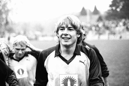 In Geislingen an der Steige geboren, begann Klinsmann mit acht Jahren beim TB Gingen Vereinsfußball zu spielen. Zwei Jahre l... In Geislingen an der Steige geboren, begann Klinsmann mit acht Jahren beim TB Gingen Vereinsfußball zu spielen. Zwei Jahre l...