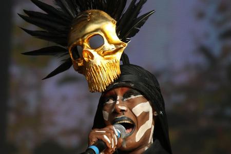 1996 lieferte Grace Jones (71) einen spektakulären Auftritt. Nicht ganz so extrovertiert wie hier, aber dennoch nicht wenige...