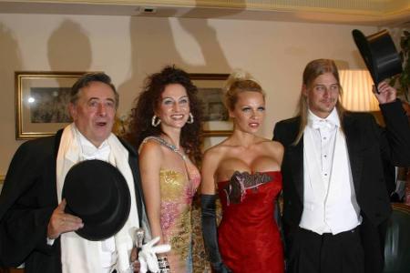 2003 musste sich Richard Lugner seinen Gast teilen. Denn Pamela Anderson (52) kam in Begleitung ihres damaligen Partners Kid...