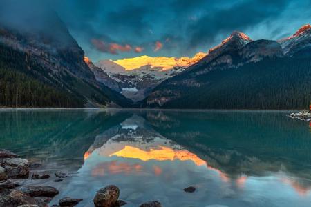 Was ist hier oben und unten? Schwer zu sagen... Der Sonnenaufgang über dem Victoria-Gletscher am Lake Louise ist nur eins vo... Was ist hier oben und unten? Schwer zu sagen... Der Sonnenaufgang über dem Victoria-Gletscher am Lake Louise ist nur eins vo...