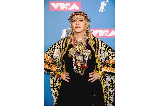 Auch Madonna hatte es im Hals: Sie musste einen Auftritt in Dallas wegen einer schmerzhaften Kehlkopfentzündung absagen.
