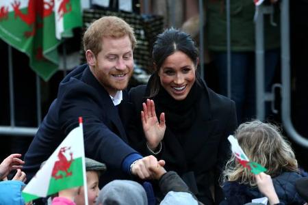 ...meistern Meghan und Prinz Harry öffentliche Auftritte gemeinsam. Die Briten lieben die Royal in spe für ihre offene und a...