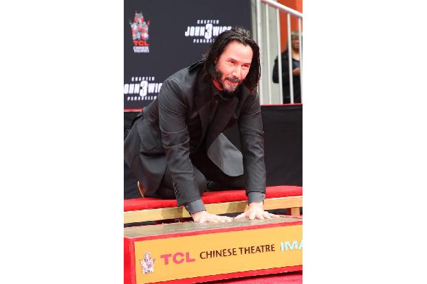 ...Arme und Füße in Zement tunken und sich damit vor dem TCL Chinese Theatre in Hollywood, Kalifornien, verewigen. Da ist es...