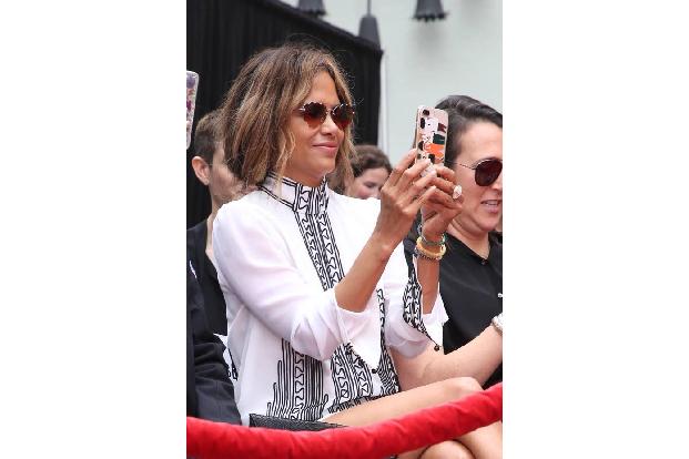 ...viele von Keanus Kollegen, zu denen auch Halle Berry gehörte. Die spielt nämlich eine prominente Rolle in 'John Wick 3: P...