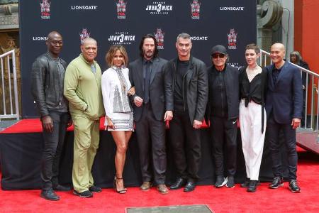 ...Truppe hinter dem neuen Actionhit natürlich zu einem Gruppenfoto zusammen: Lance Reddick spielt Charon und steht neben La...