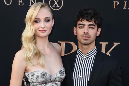 Am 1. Mai 2019 haben Sophie Turner und Joe Jonas zum ersten Mal in Las Vegas geheiratet. Eine romantische Zeremonie folgte d...