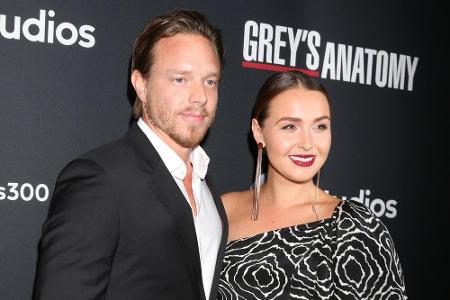 Das Schauspieler-Paar Camilla Luddington und Matthew Alan hat sich für eine intime Zeremonie entschieden: Sie haben am 17. A...