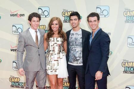 ...hatte Demi ihren 'Camp Rock'-Co-Star Joe Jonas (hier links neben ihr) gedatet - doch die Beziehung konnte den turbulenten...