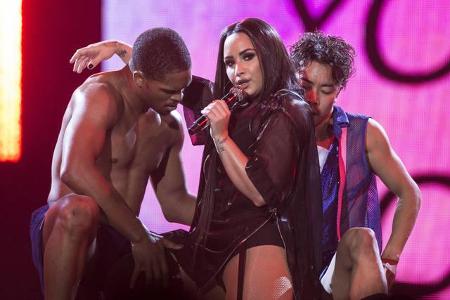 ...auf ihrer 'Tell Me You Love Me'-Tour, die das gleichnamige Album promotet. Zeitgleich aber musste Demi einen Tiefschlag n...