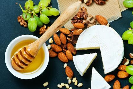 Käse ist ein wahrer Schönheitsbooster. Das enthaltene Kalzium sorgt für starke Knochen. Fermentierte Käsesorten wie Roquefor...