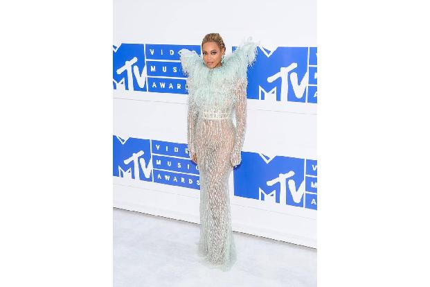 Es gibt nicht viele Stars, bei denen Kritiker und Fans gleichermaßen mit Superlativen um sich werfen. Beyoncé bildet eine rü... Es gibt nicht viele Stars, bei denen Kritiker und Fans gleichermaßen mit Superlativen um sich werfen. Beyoncé bildet eine rü...