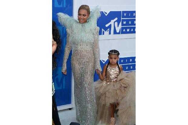...wurden Beyoncé und Jay-Z gesegnet - hier sehen wir Mama mit der 2012 geborenen Ivy Blue, im vergangenen Jahr kamen die Zw...