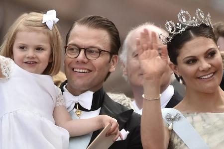 Prinz Oscar ist da! Noch gibt es kein Porträt-Foto von Victoria und Daniels Sohn und Estelles Brüderchen. Doch ein Blick in ...