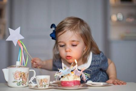 Wie alle kleinen Royals durfte auch Prinzessin Leonore die Kerzen auf dem Geburtstagskuchen auspusten.