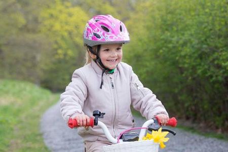 Im Frühling 2015 hatte die kleine Estelle noch die ungeteilte Aufmerksamkeit der Pressefotografen beim Stützradfahren.