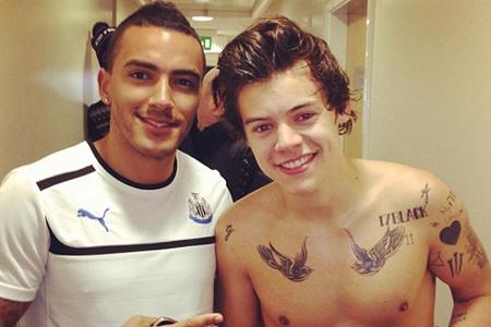One-Direction-Sänger Harry Styles (r.), hier mit Fußball-Star Danny Simpson, hat viele Tattoos. Aber nicht alle sind von Pro...