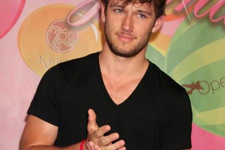 Das wussten die Wenigsten! Schauspieler Alex Pettyfer war mal mit Kollegin Emma Roberts liiert. Ihr Name ziert immer noch se...