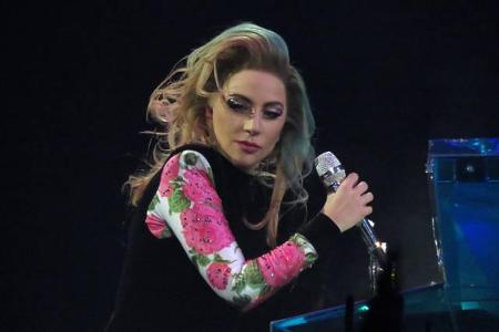 ...sorgten sogar dafür, dass Lady Gaga vorübergehend im Rollstuhl saß. Die Sängerin hat ohnehin zahlreiche Beschwerden - so ...