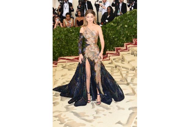 ...Gigi Hadid am Hashimoto-Syndrom leidet, einer Autoimmunerkrankung, die zur chronischen Schilddrüsenentzündung führt. Eben...