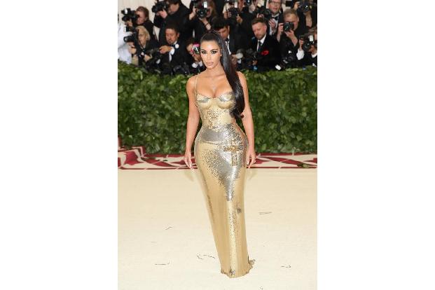 ...ist Kim Kardashian. Der Reality-Star leidet unter Schuppenflechte, einer entzündlichen Hautkrankheit, die auch andere Org...