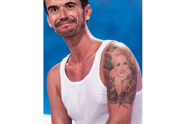 ...Florian seine Liebe zu Helene seit 2011 auf seiner Haut mehr als deutlich zur Schau. Auf dem Oberarm des Moderators prang...