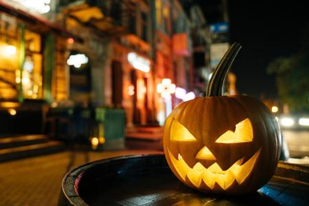 Fan von Grusel-Kürbissen, Skeletten und jeder Menge Angstschweiß? Dann sind diese Orte genau richtig! An Halloween muss man ... Fan von Grusel-Kürbissen, Skeletten und jeder Menge Angstschweiß? Dann sind diese Orte genau richtig! An Halloween muss man ...