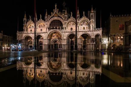 Ein seltener Anblick: Ein menschenleerer Markusplatz spiegelt sich im Wasser. Mit dem Herbst hält das Hochwasser Einzug in V...
