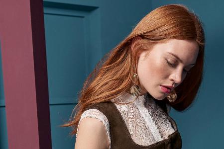 Eine hochgeschlossene Spitzenbluse ist 2019 das Must-have zum Dirndl