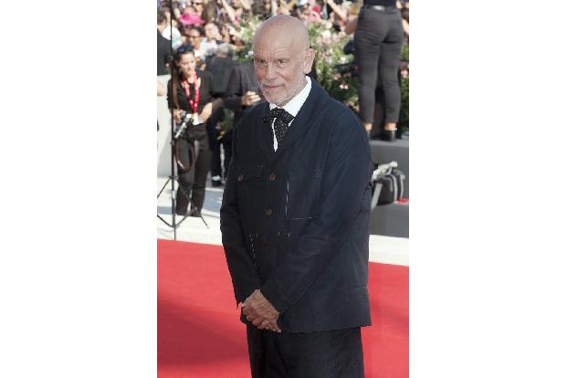 Nachdem Belardo ins Komma fällt, wird John Brannox an seiner statt als Papst installiert, den Hollywoodstar John Malkovich v...