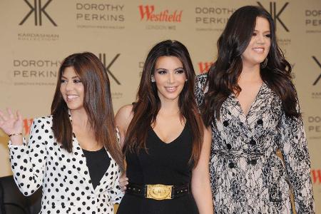 Kourtney, Kim und Khloé Kardashian (von links) können bei dem Vermögen ihrer Halbschwester nicht mithalten.