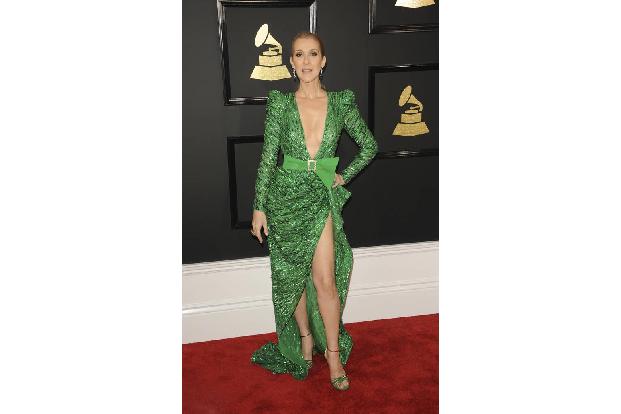 ...mehr auf die Pauke haute Céline Dion in diesem grasgrünen Dress. Der Modestil der Sängerin wird einfach immer mutiger - z...
