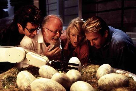Vor genau 25 Jahren sahen Sam Neill, Laura Dern, der verstorbene Sir Richard Attenborough (1923-2014) und Jeff Goldblum (v.r... Vor genau 25 Jahren sahen Sam Neill, Laura Dern, der verstorbene Sir Richard Attenborough (1923-2014) und Jeff Goldblum (v.r...