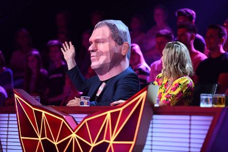 Elton war als Kandidat im Kakadu-Kostüm heiß gehandelt worden. Doch nun saß der Moderator als Gast in der Jury.