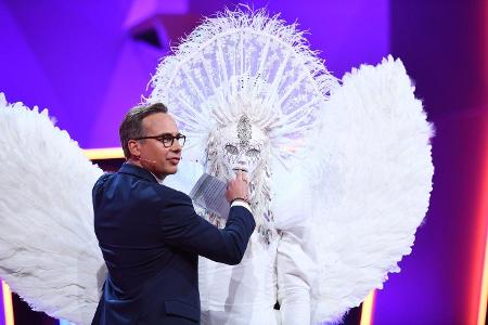 Verbirgt sich im Engelskostüm Comedian und Hardrock-Fan Bülent Cylan?