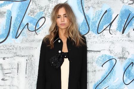 Model Suki Waterhouse trägt den Schwarz-Weiß-Trend als Mini-Kleid in Kombination mit einem Mäntelchen