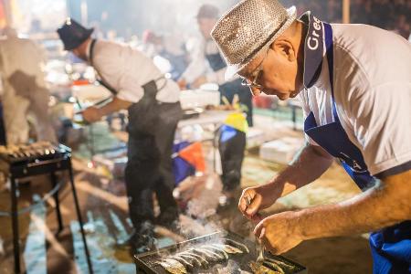 Fischer grillen beim Fischfest in Caorle in vielen Straßen ihren Fang