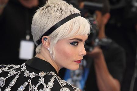 Platinblond ist die wohl außergewöhnlichste Haarfarbe im Herbst 2017. Stars wie Cara Delevingne und Co. haben den Haartrend ...