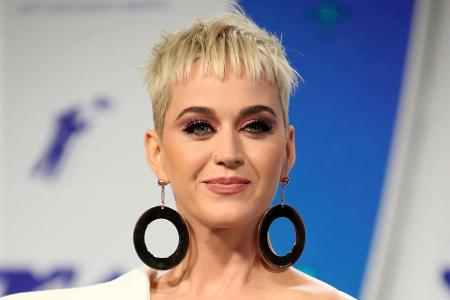 Katy Perry liebt Frisuren-Experimente: Kein Wunder, dass auch ihr Haupt aktuell platinblond leuchtet.
