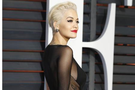 Sängerin Rita Ora steht der platinblonde Kurzhaarschnitt wirklich gut.
